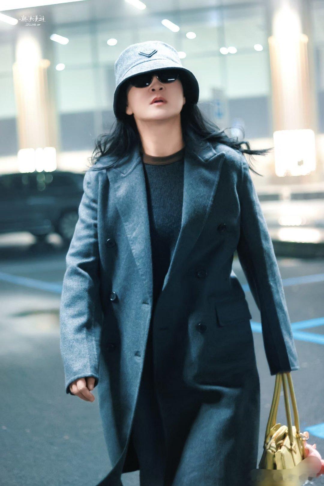 贾玲最新机场照 终于出现了玲姐！！！状态很好身材也很好