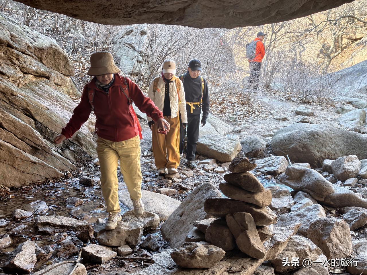 推荐一条春日五莲网红徒步小环线:
风门沟峡谷-崖棚-夹石古道。

自驾五莲，来到