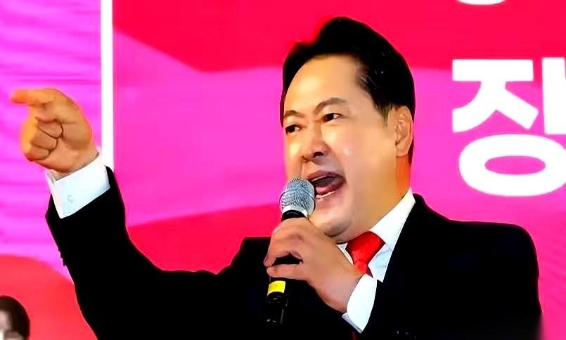 救护车的灯，一下一下把国会大厅照得惨白。
担架上抬走的，是在野党党首，绝食8天，