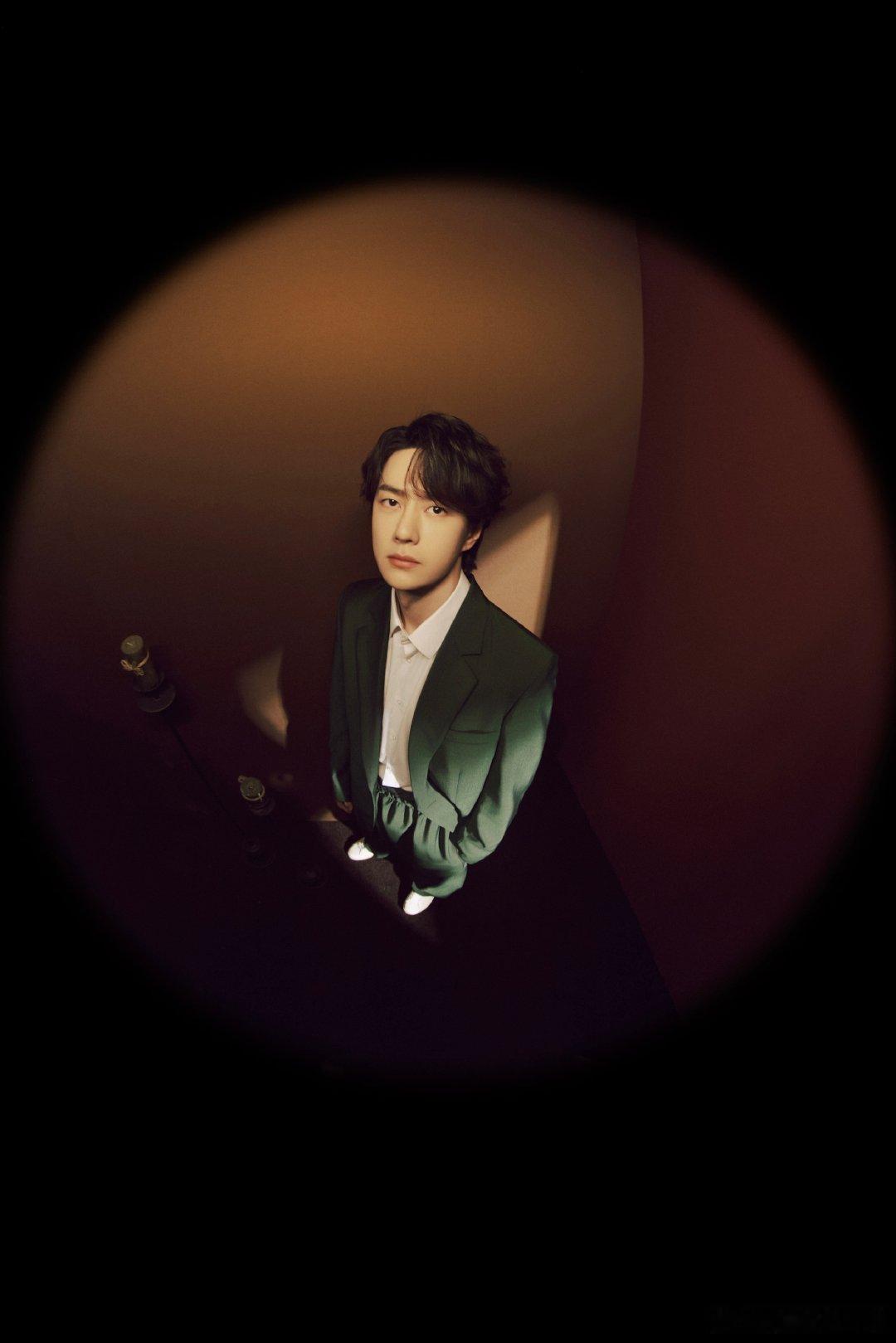 王一博瑞幸即享给到夯一博一拧一口一瓶 解锁随时随地的咖啡自由！便携瓶装设计适配多