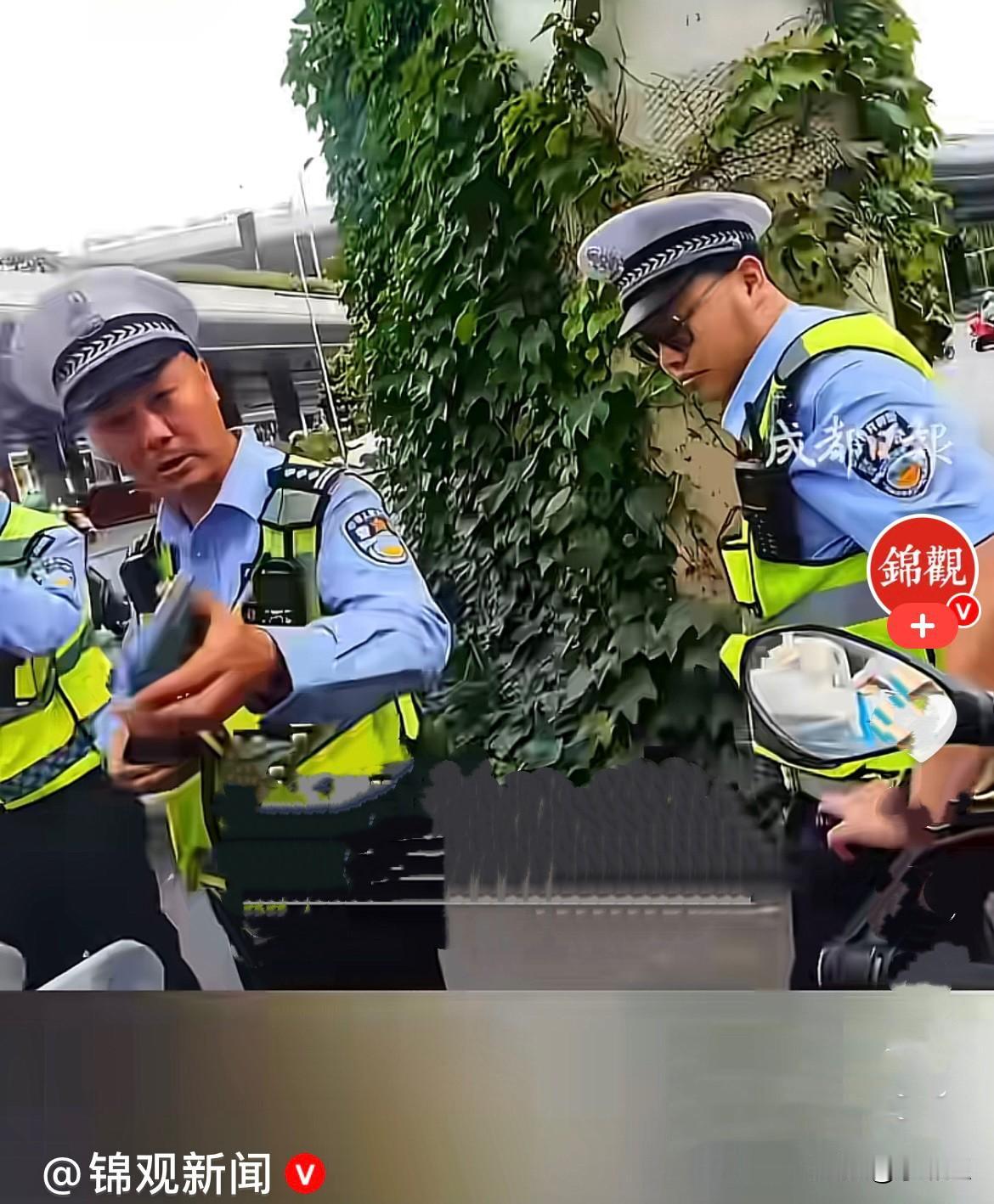 近日，一位摩友骑着摩托从内蒙古一路奔赴雅安，路过成都时，因为不熟悉当地摩托车限行