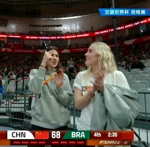 鼓掌，比心，心情倍爽……捷克女篮队员对着镜头向中国女篮比心致谢。
在看女篮世界杯
