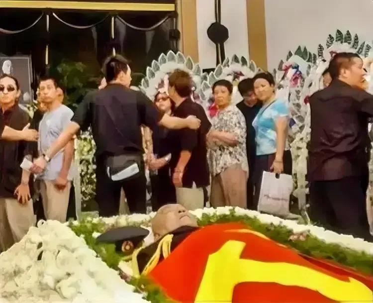 杨议赶紧回家吧，媳妇都跑啦！
       杨议拿侯耀文说事，完全彻底地触犯了道