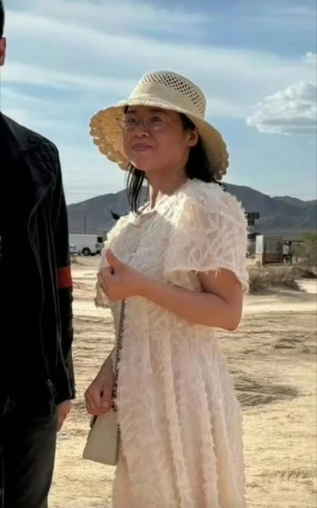 周君红现在的样子被网友拍到，简直就是一副中年妇女油腻的样子。周君红是谁，有人可能