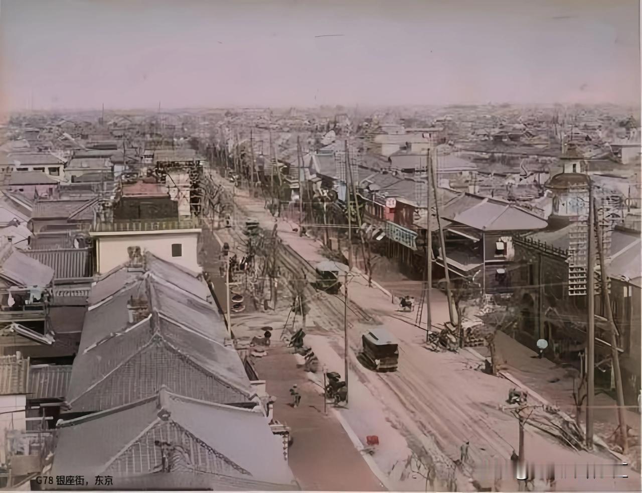 1897年，日本东京当时最繁华的银座街，图片右边是当时银座的地标“钟楼”！
  