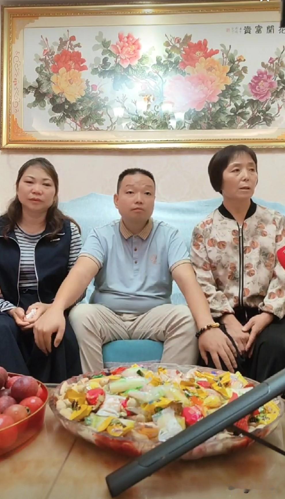 第一次看到生母和养母坐在一起的直播。王晓举带着生母和记者一行人到达了四川阆中的家