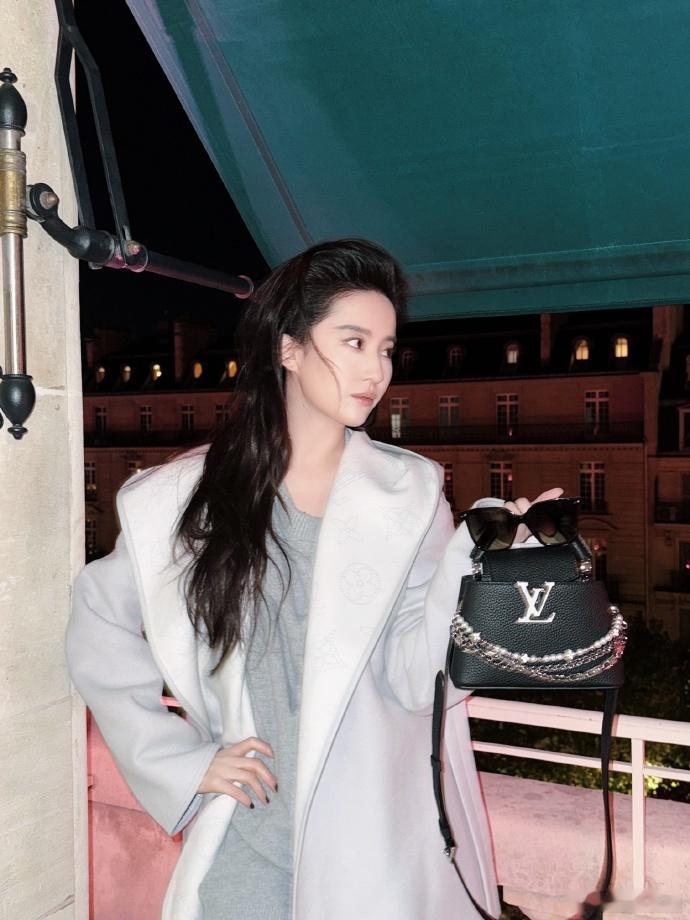 #刘亦菲灰色系秋冬穿搭##刘亦菲灰白色大衣#刘亦菲在灰色系秋冬穿搭中展现出了自己