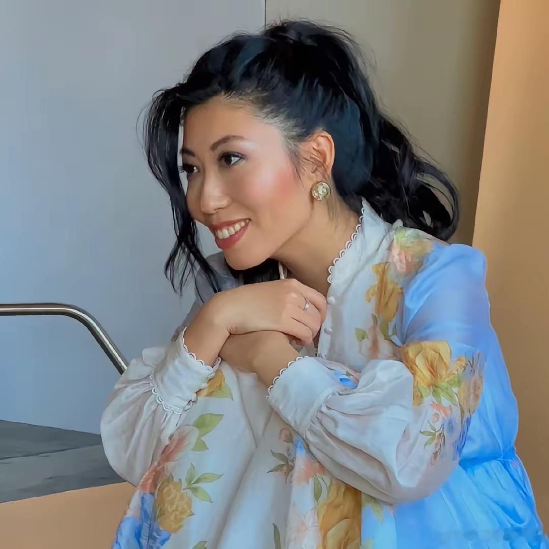 看看曲婉婷在外网发言，她再怎么试探，她妈妈已经无期徒刑，她也别想着回来了。既然当