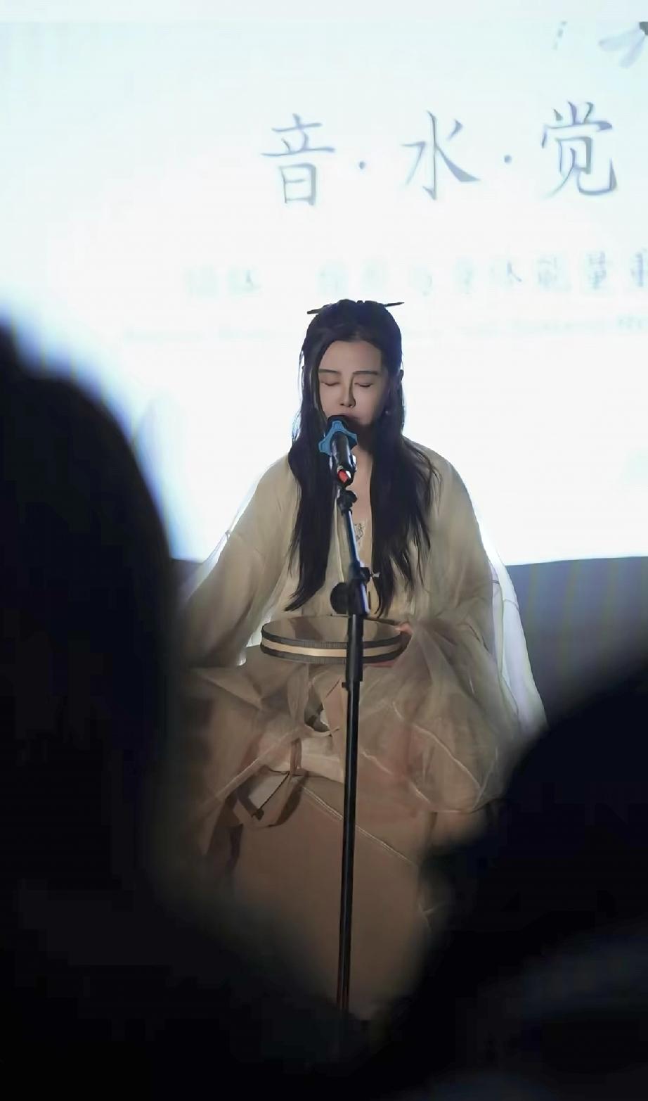 王祖贤是真的看透了，连养生分享会蛋糕都那么有禅意，并且她罕见把口罩摘了，露出真容