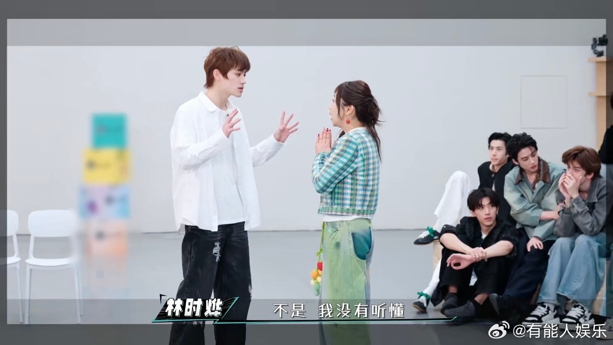 傅首尔跟人求婚了 还以为是偶像剧的环节，没有想到原来是即兴表演啊，傅首尔跟人求婚