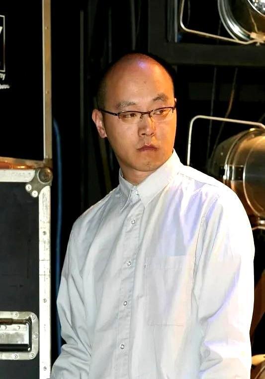 他瘦到认不出，却笑得比谁都稳。

10月26日，北京798，窦唯把新作品塞进一台
