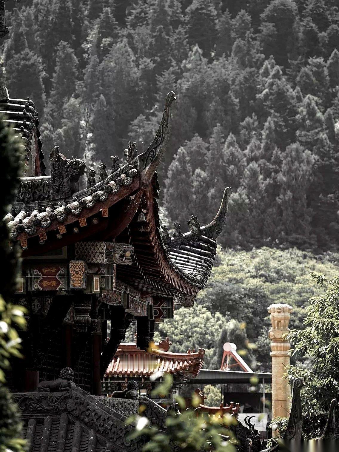 千万别低估一个男人的直觉，尤其是那个天天睡在你枕边的男人。
他的雷达，比任何证据