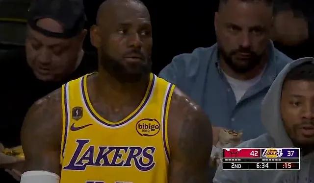 湖人打公牛！
詹姆斯紧急复出，想找个软柿子捏！
可现在好了，撞铁板上了。
他看不