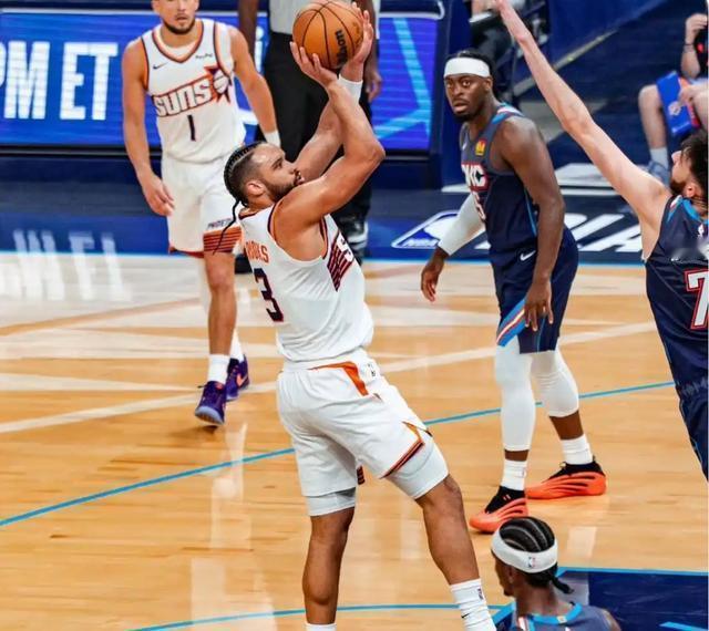 太阳方面，狄龙-布鲁克斯得到30分5个篮板，三分9中5。布克得到22分7个篮板4