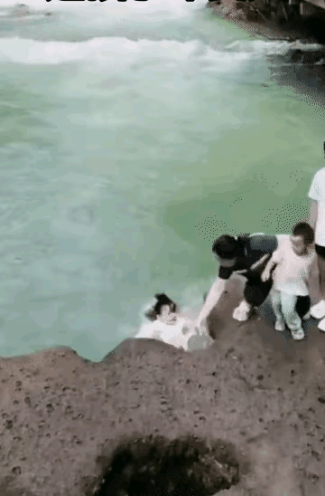 你心真大，
带着小孩在这样的汹涌的水边照相。
老天保佑！