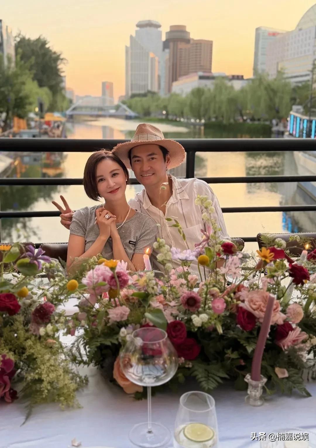 袁弘晒照，和老婆张歆艺庆祝结婚十周年，俩人的感情还是好，当众接吻，甜如蜜。
场地