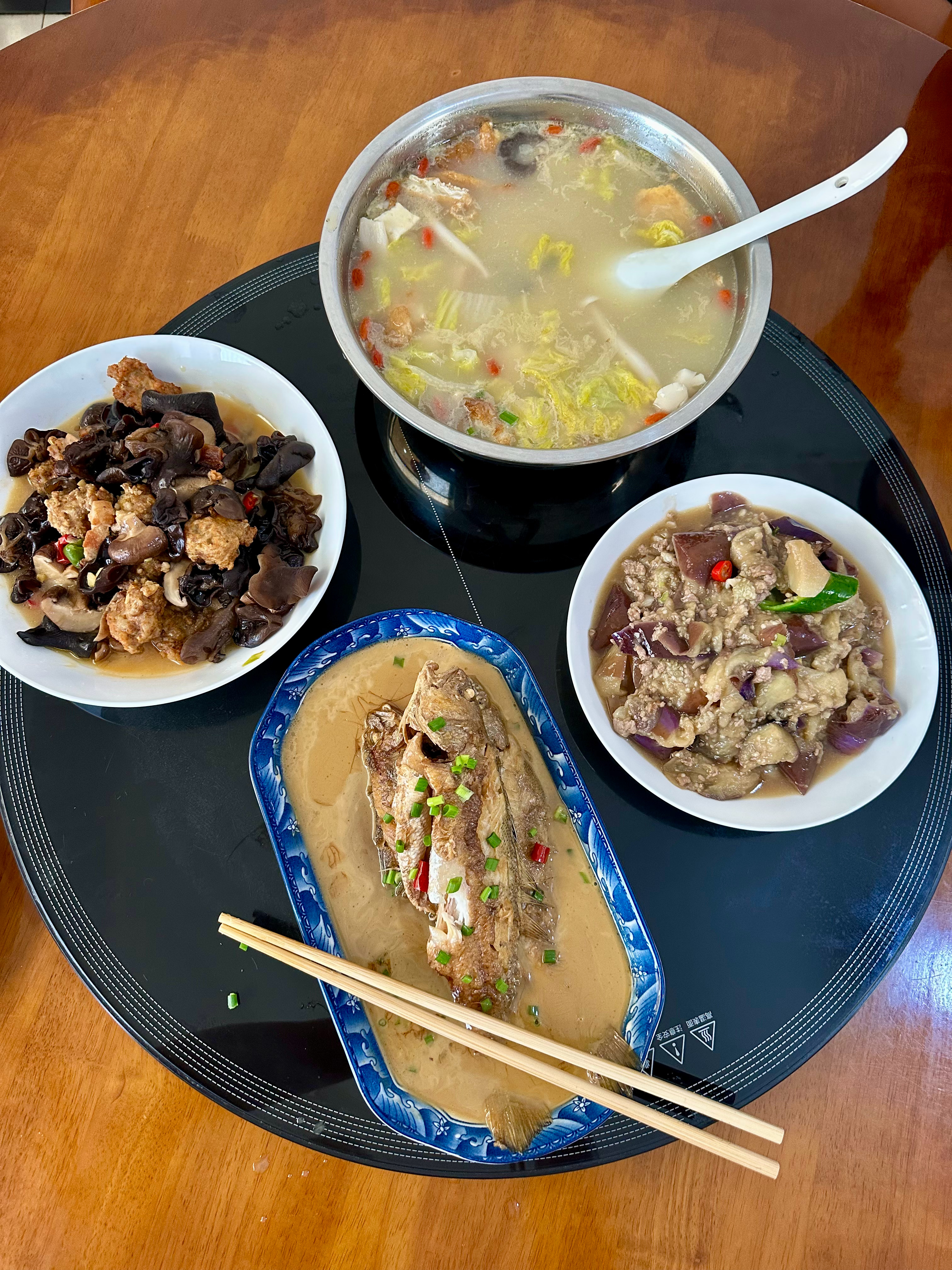 豆腐平菇汤正合我意。贪心了，土豆吃不下啦。 成都