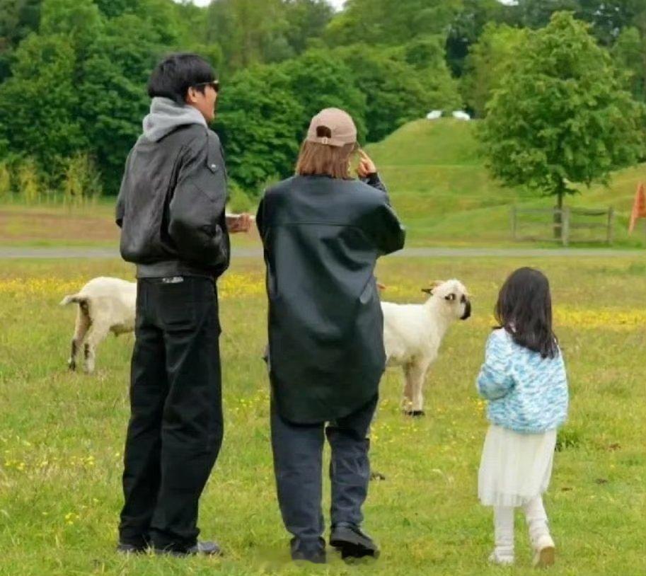 张若昀唐艺昕带娃 张若昀唐艺昕带娃出游乐高乐园，工作与陪伴兼顾，温柔又有担当，一