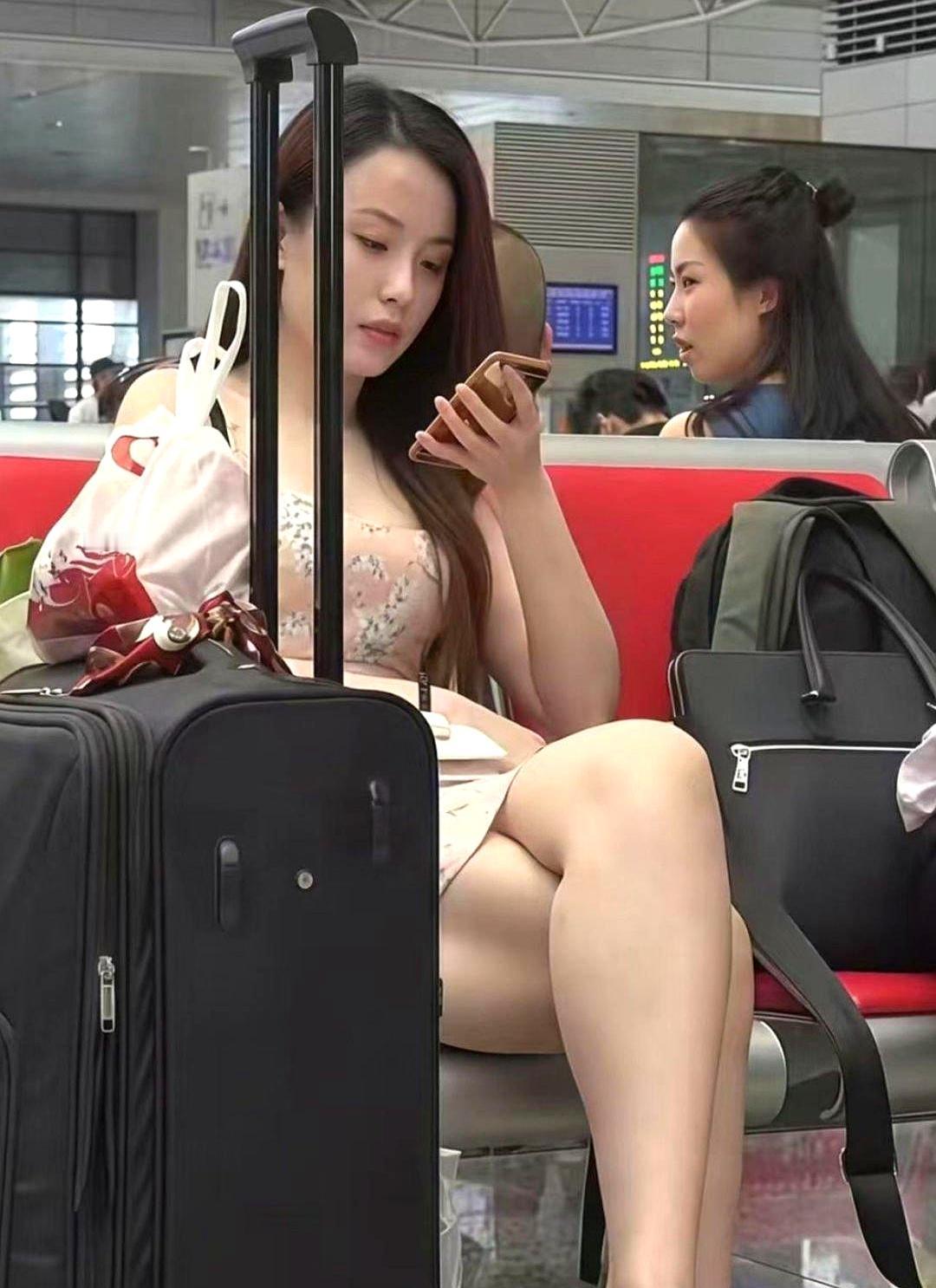 候车厅的风一阵一阵，广播催人，女孩抱着外套，拖箱子，耳机里像塞着一堵墙。
这样的