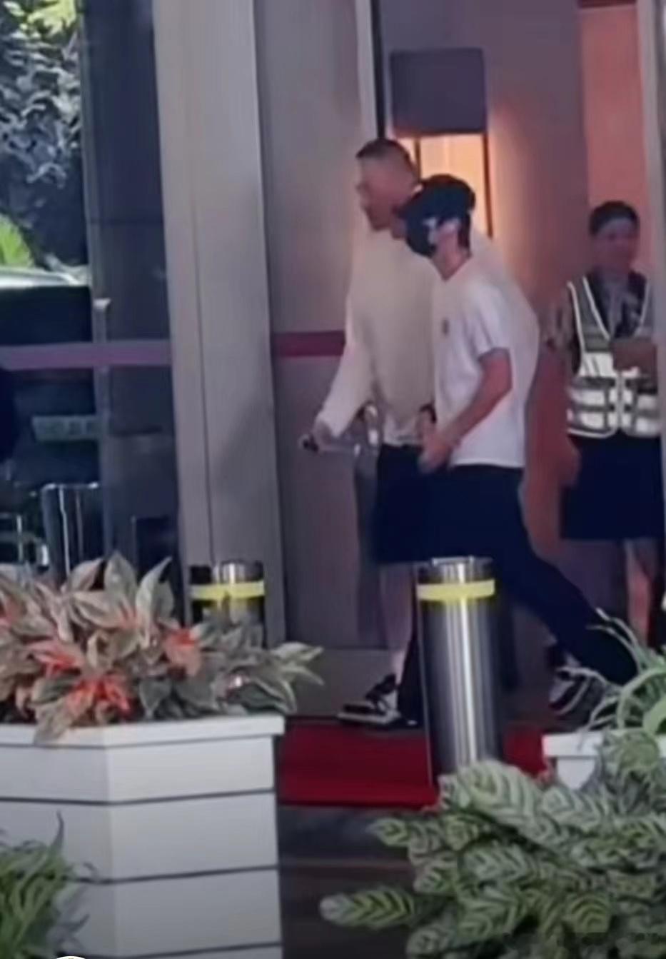 #王一博深圳机场到达##王一博白t机场造型#王一博白t机场造型，好好休息吧啵啵，