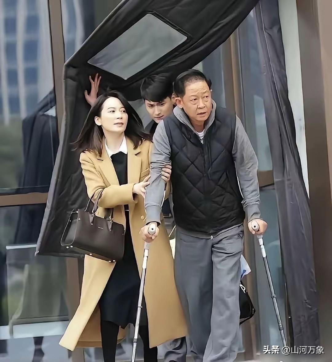 王志文没有双侧股骨头坏死！
这是他在《风雨送春归》的角色表演！
