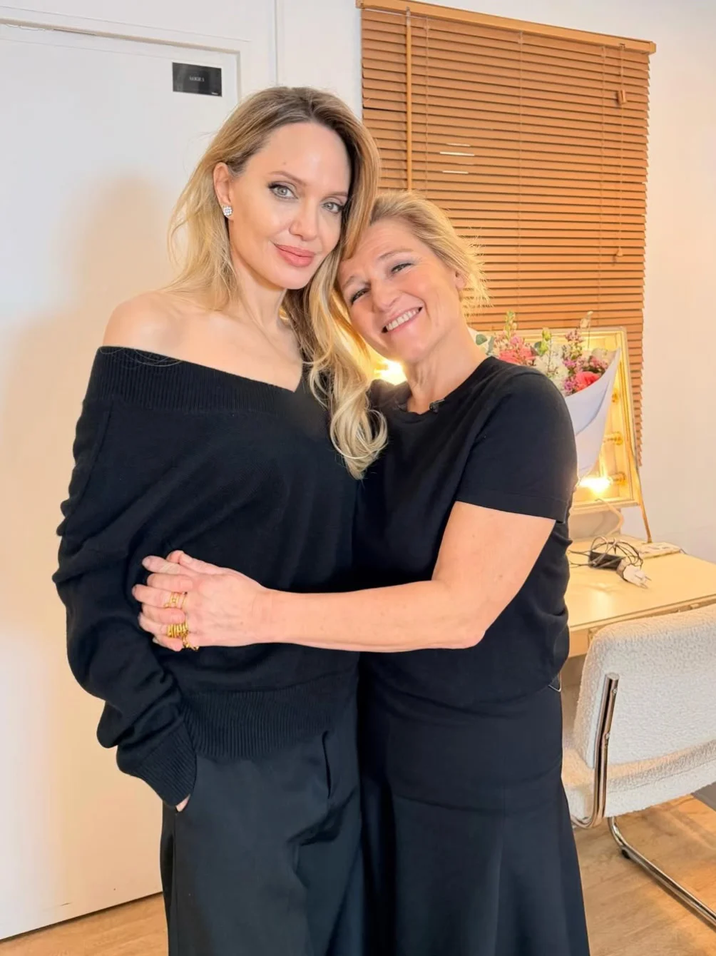 被这个露肩妈咪迷晕了