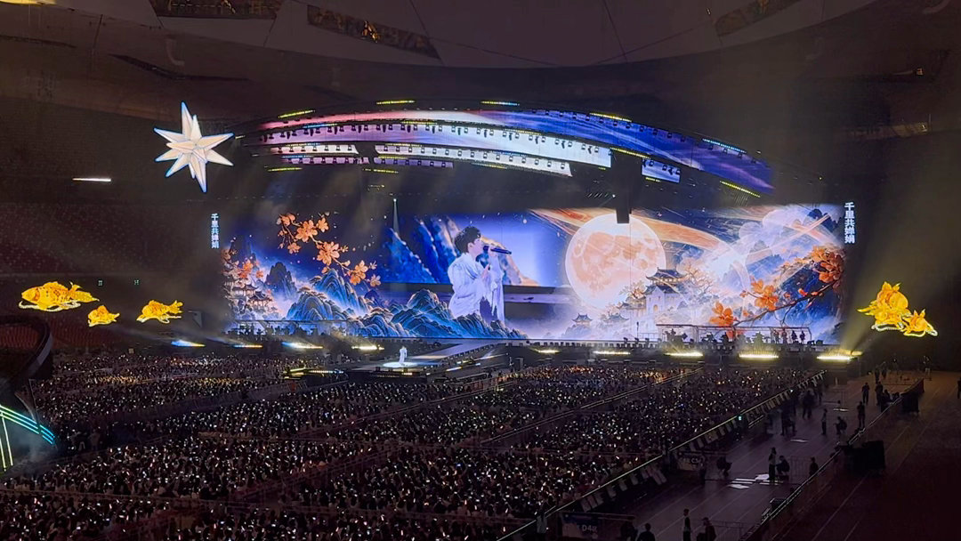 周深把巡演经纬度铺满整个鸟巢周深用经纬度丈量巡演足迹 别人巡演是走过一座座城市，