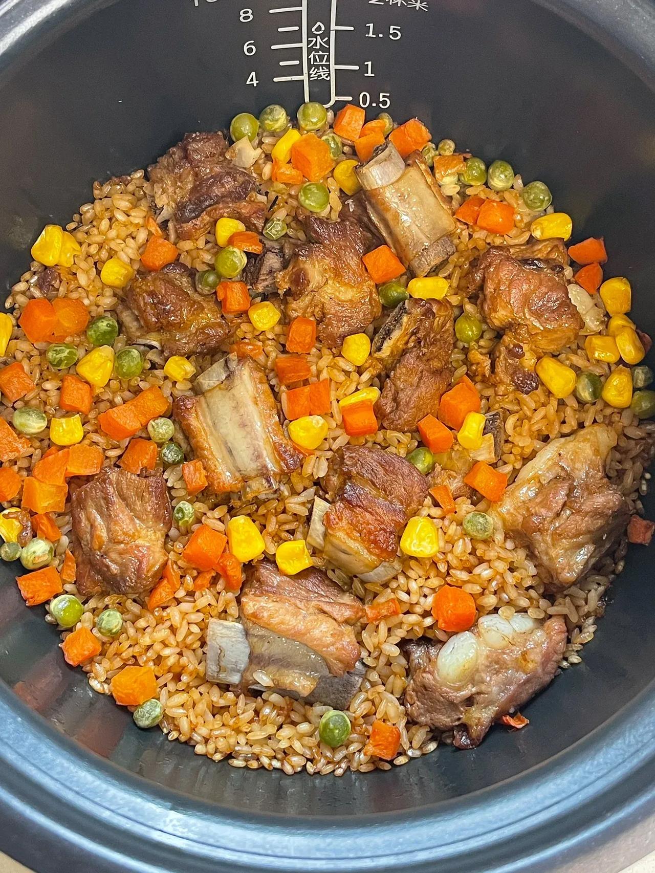 懒人干饭小技巧，这一锅出的排骨焖饭老香了！懒得做饭就吃它！有时候懒得做炒菜，就整