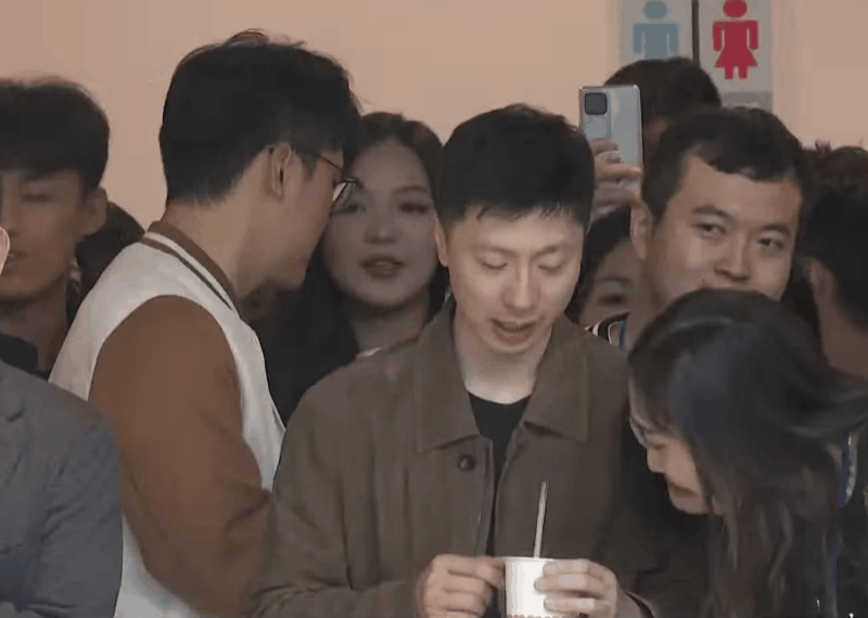 马龙到底几岁！！！！喝完手摇茶 嘚吧嘚吧体验完 笑成这个样子！ 