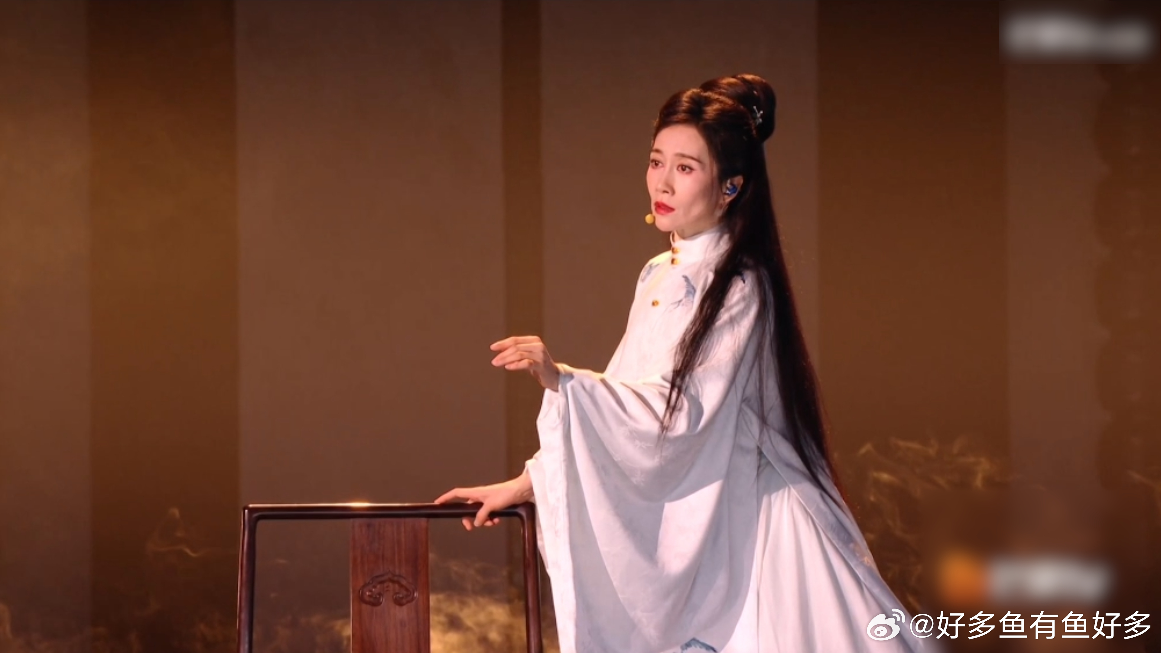 温峥嵘初舞台还原雁回时造型温峥嵘唱了谁的意难平岁月沉淀更显韵味，经典造型回归唤醒