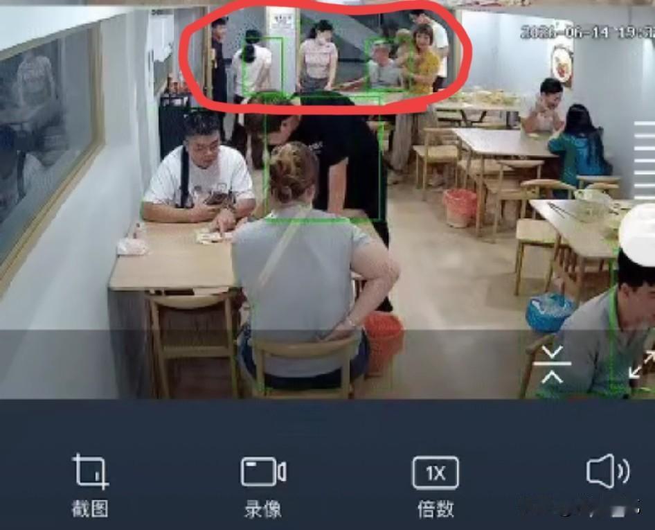 这一次，终于有人站出来反对宠物狗进餐厅了！
当这个老板看到这一桌客人带的有宠物狗