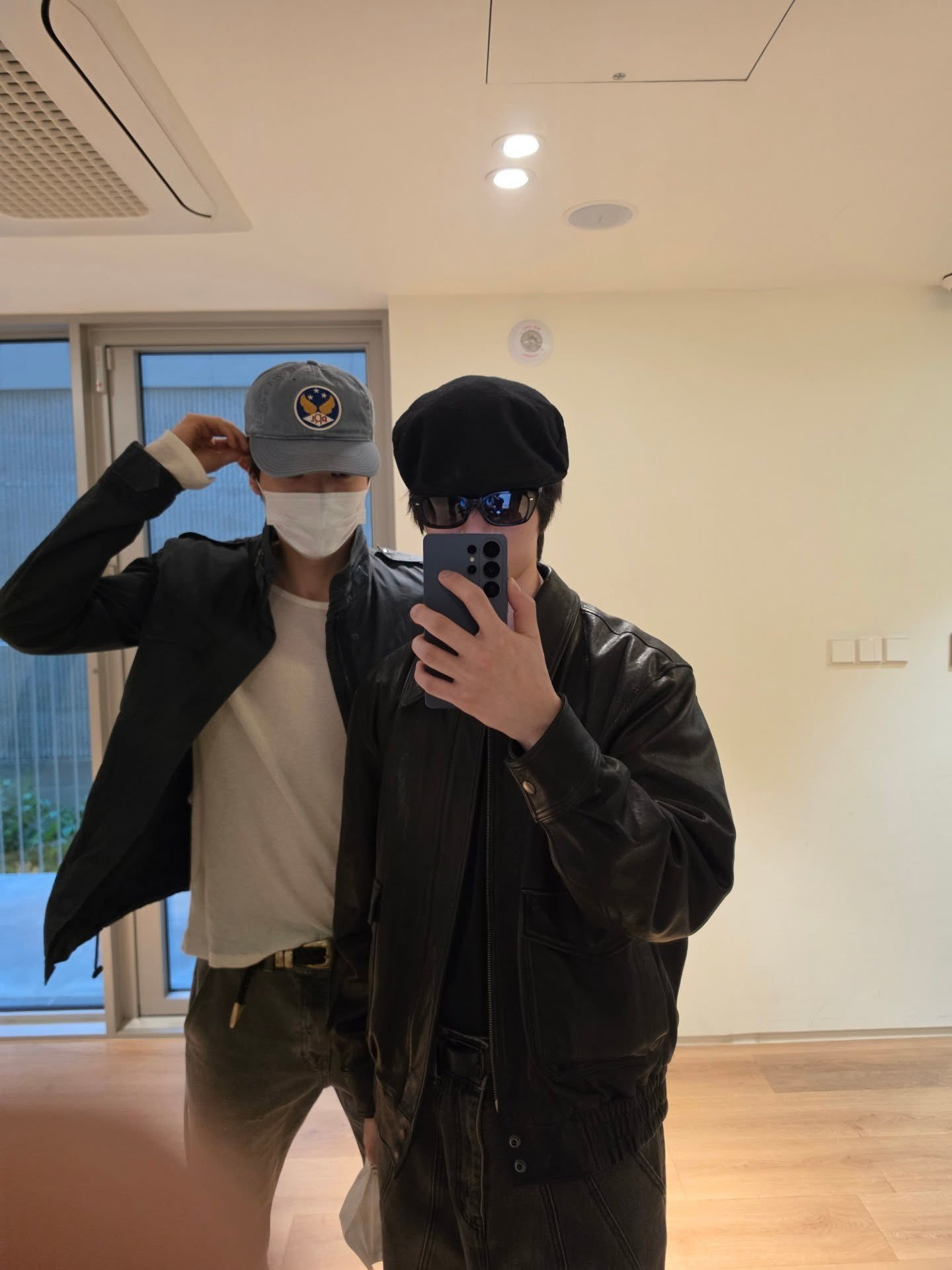 崔杋圭&郑成灿对镜自拍。这个01line又一起玩了