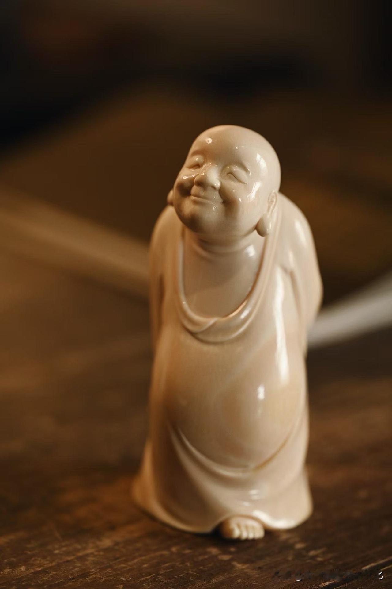 有些东西，看着就让人放下。

这尊“难得糊涂”，不讲气势，也不讲锋芒。猛犸的质地