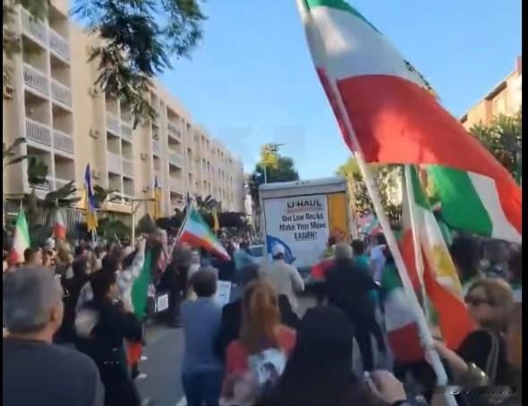 洛杉矶示威现场一卡车冲进现场。
      当地时间1月11日，美国洛杉矶韦斯特