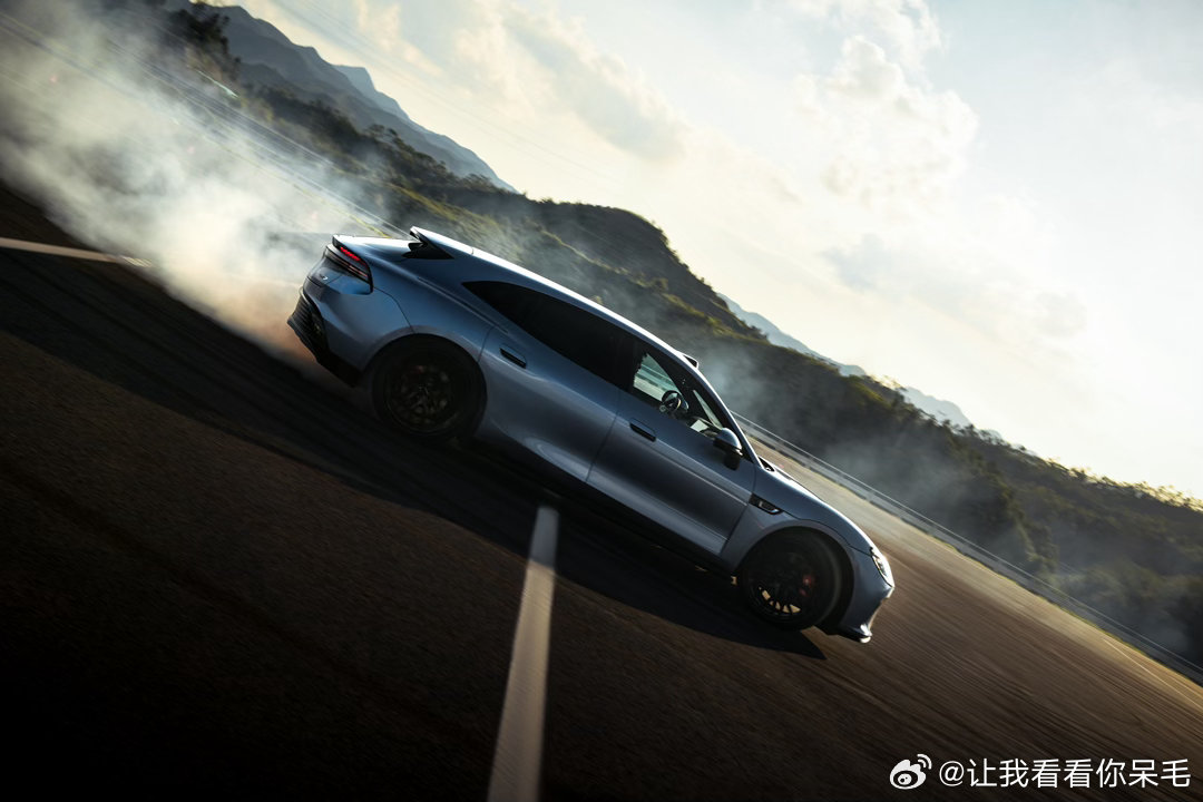 启境GT7想怎么漂就怎么漂 迄今为止极致操控的标杆车型！启境GT7软硬件全面拉满