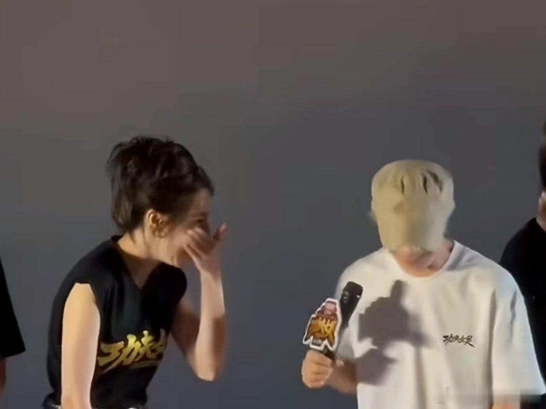 迪丽热巴回复周星驰的情商迪丽热巴接完梗之后 自己先笑半天哈哈哈哈高情商给自己说笑