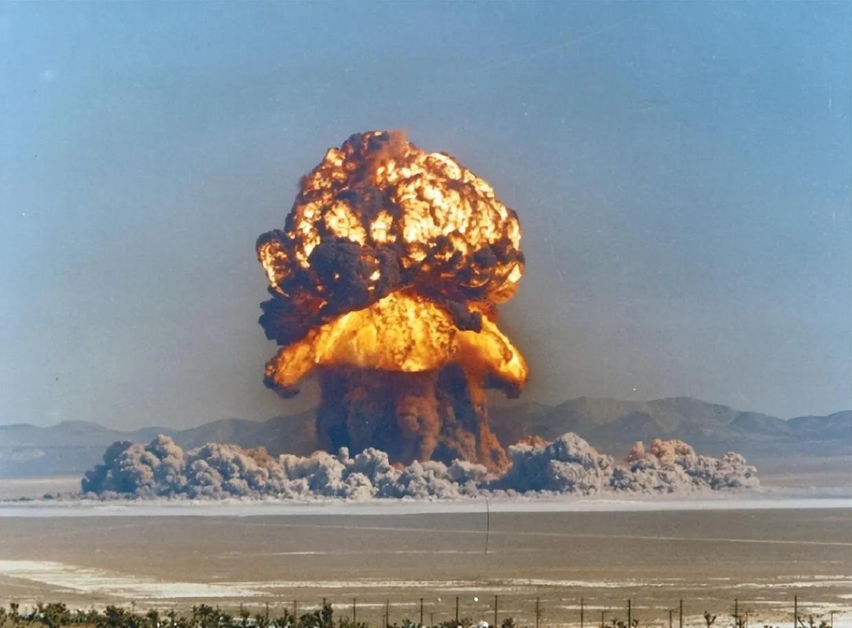 朝鲜为什么要搞核武器
1.自保？
 2.想同美国建交？
 3.为了对内宣传，鼓舞