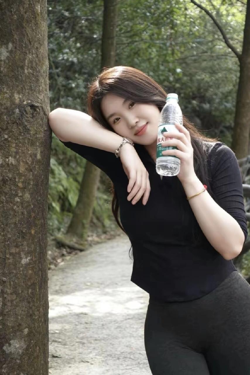 去年秋埋下的酒，
至今没向月光吐露半字。
陶土封死了所有醉意，
要等它在深窖里把