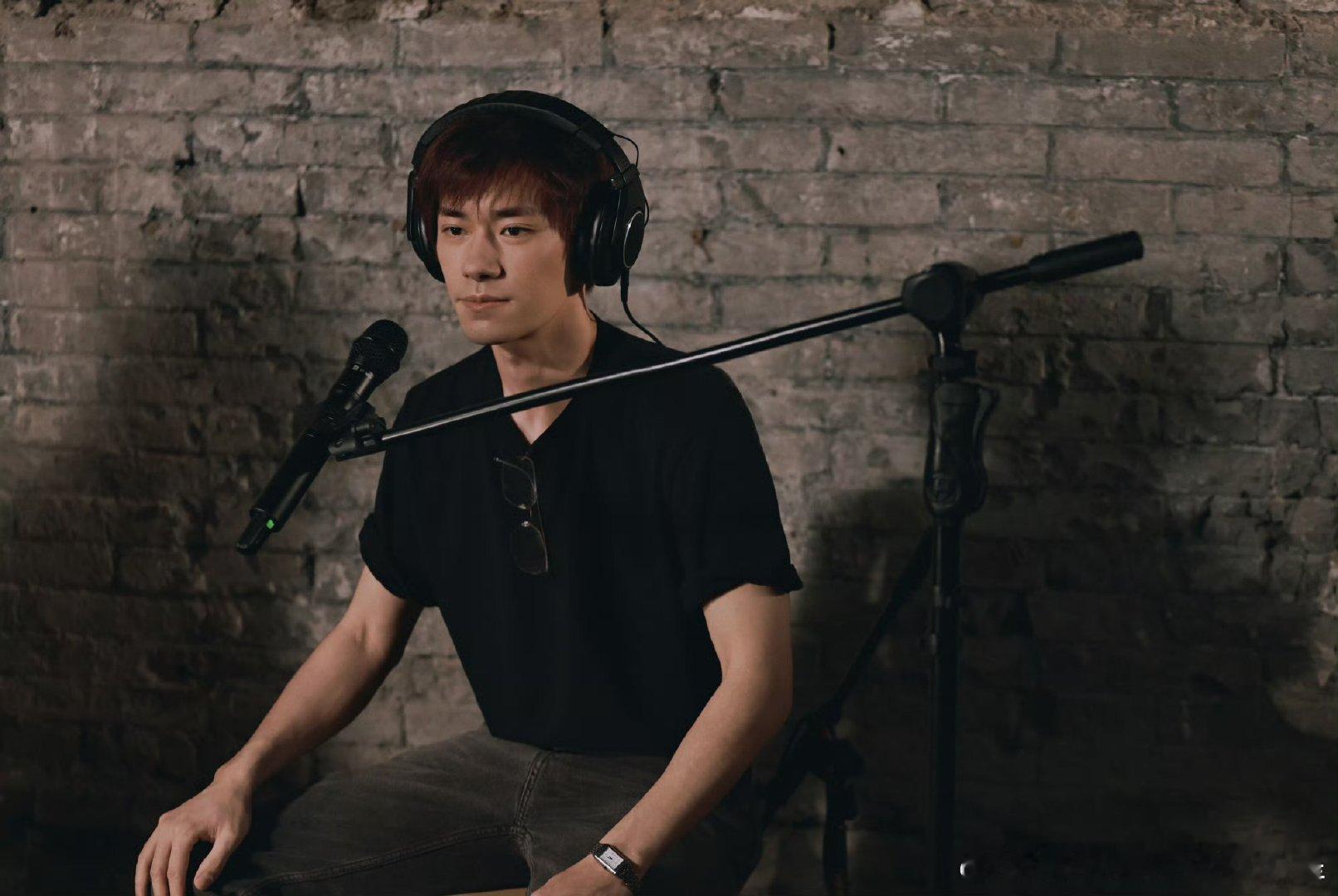 易烊千玺侧拍照易烊千玺大事侧拍花絮 侧拍镜头下的易烊千玺杀疯了！棱角分明的侧颜配