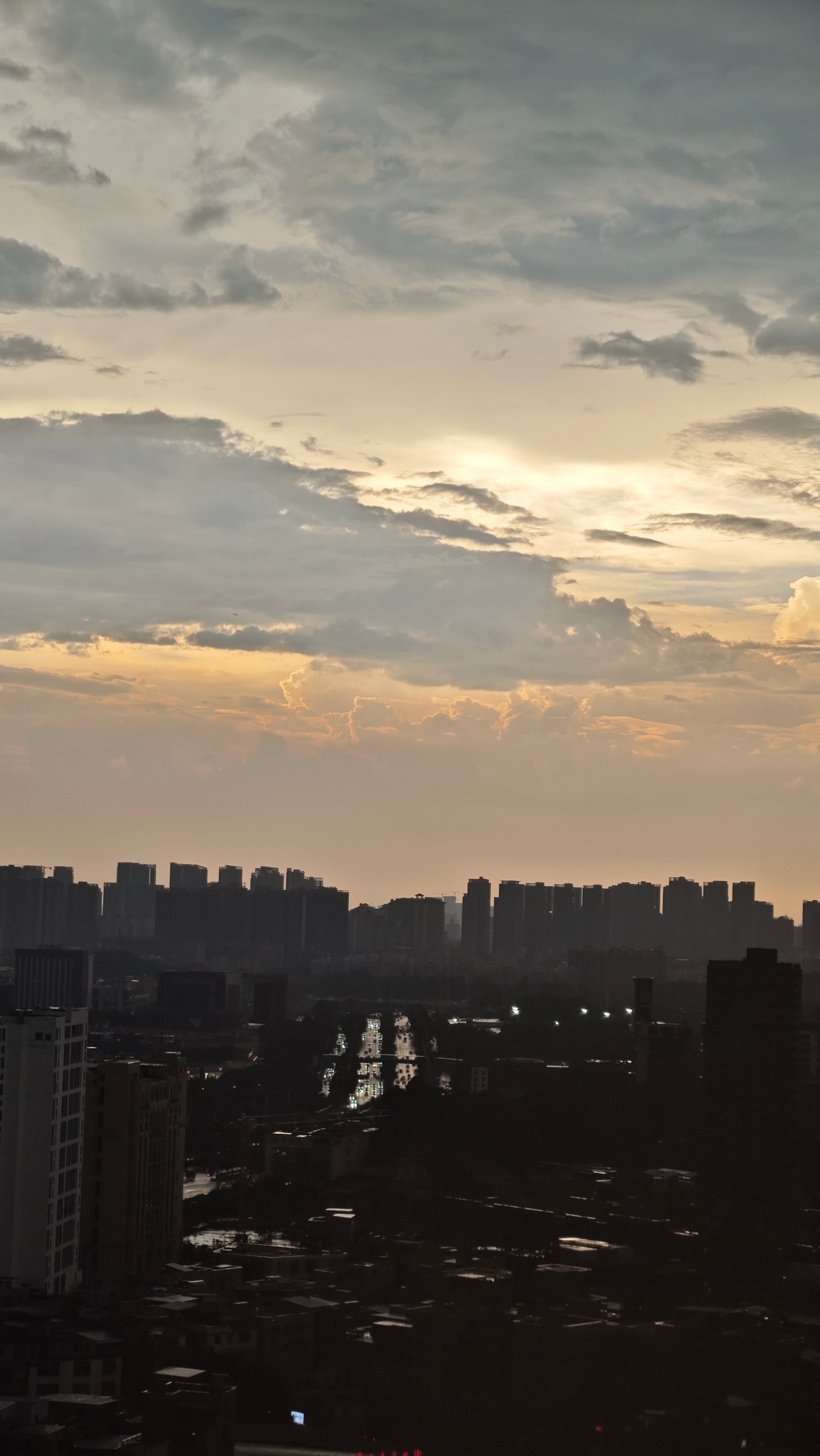 台风红霞 已经刮过一阵风下过一阵雨了，气温从35°降到25°，闪电打雷中 