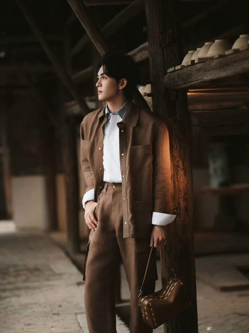 曾舜晞像青瓷有典雅韵味曾舜晞清冷贵公子 曾舜晞今日活动状态绝佳，这套造型完美适配