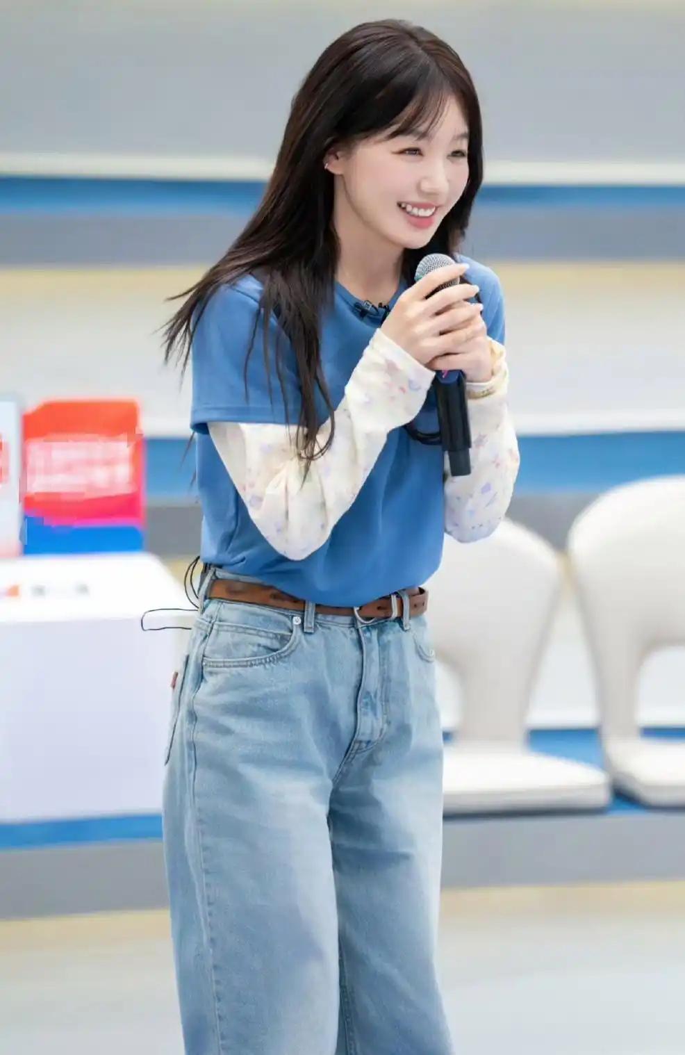 徐梦洁，穿得比较日常比较简单，一身蓝色清新怡人，看着舒服！