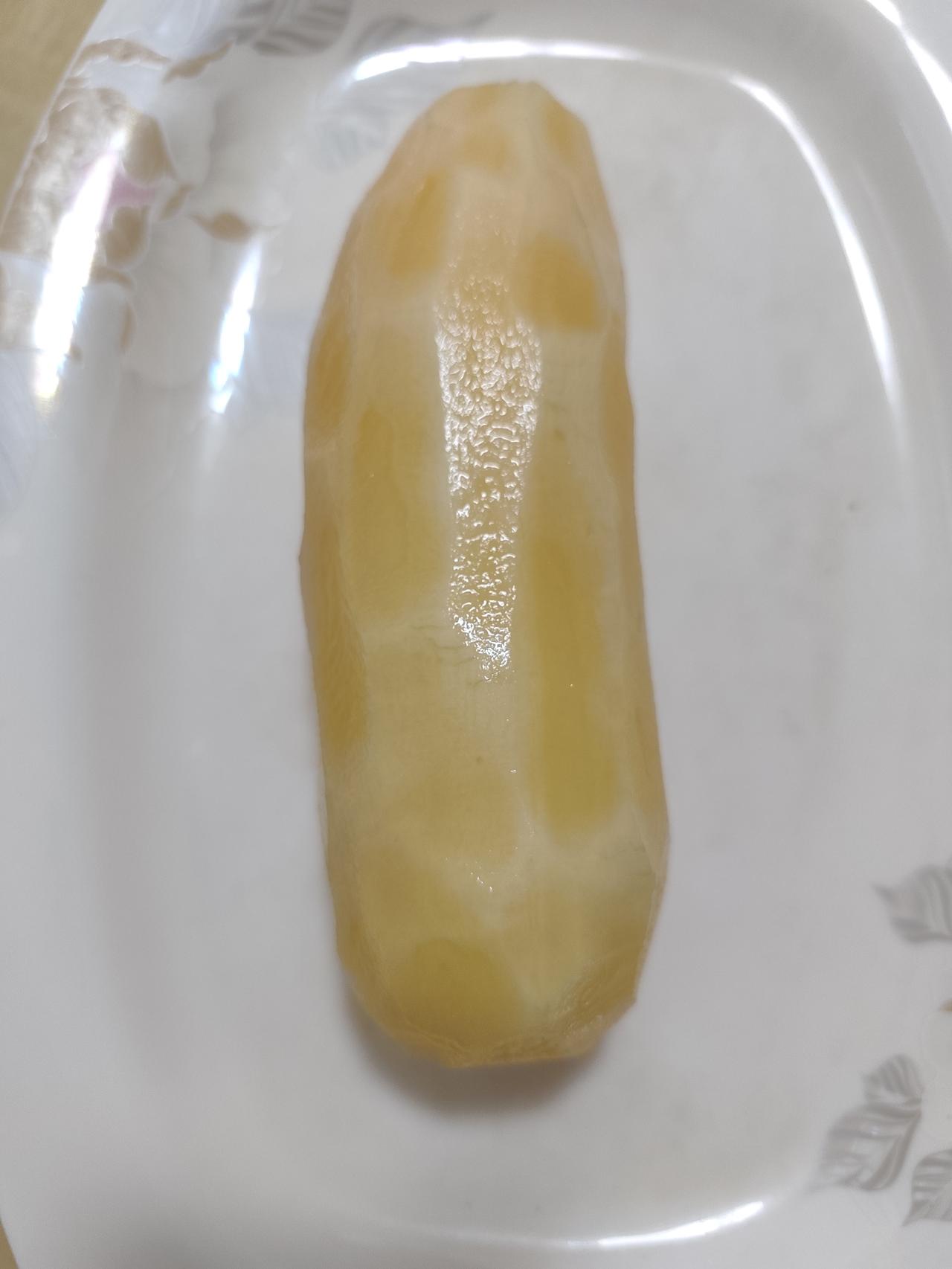 有一种水果，样子很像番薯，但又可以生食，水份比番薯多，味道又不是很甜，名字叫雪莲