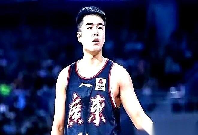 广东宏远和张文逸刚签下的这笔新合同，直接把职业赛场上那层讲情怀的窗户纸捅得稀巴烂