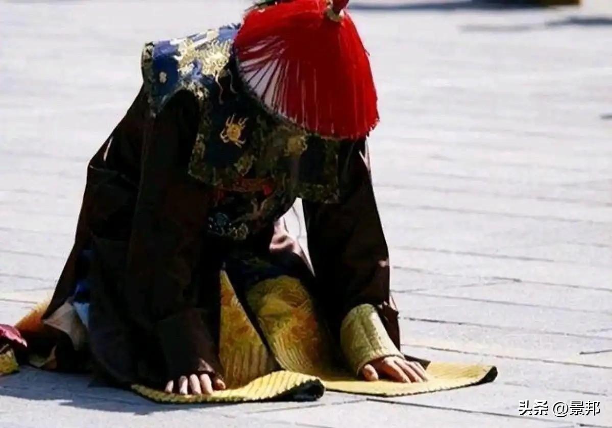 “说话不要有奴才相，别乐呵，别傻笑。”

这话听着挺冲，但仔细品品，其实是在教你