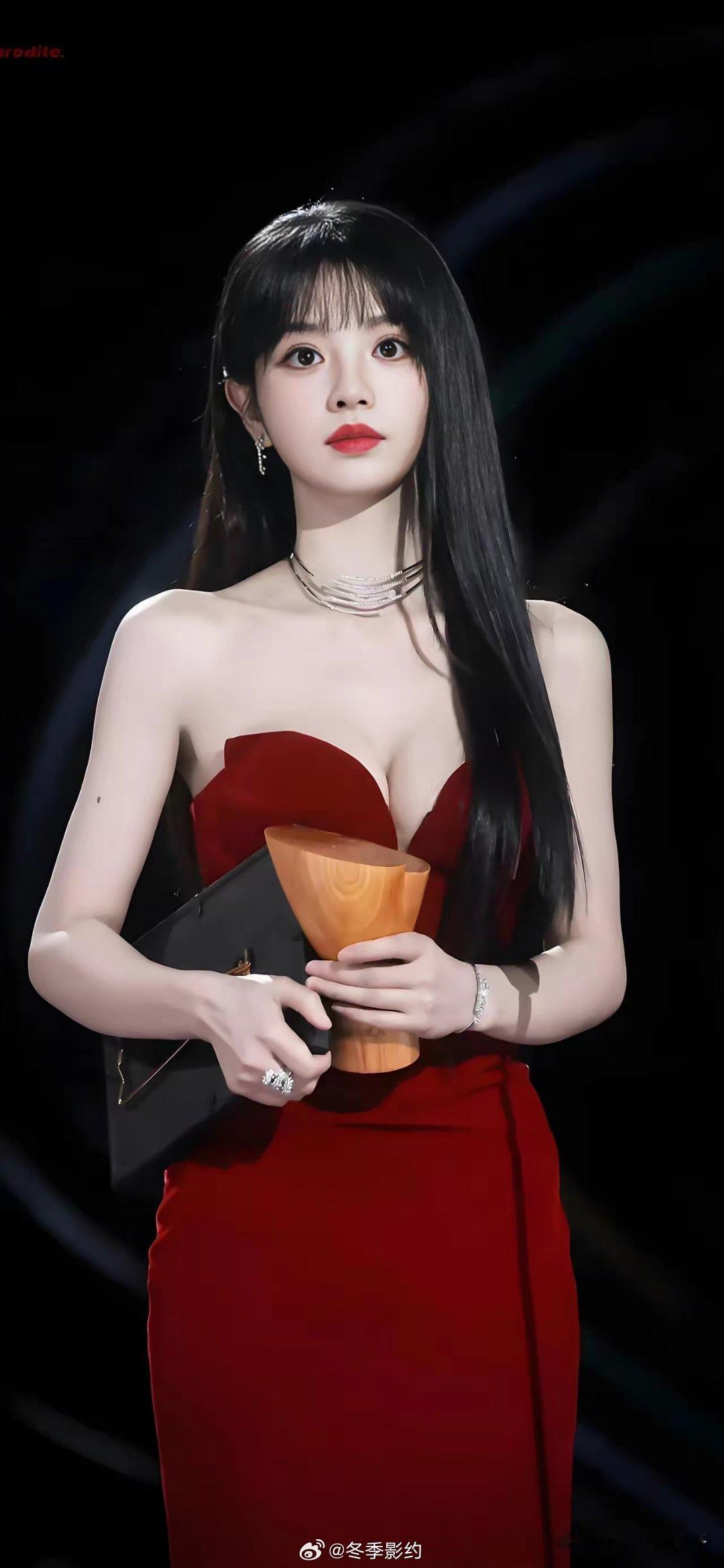 我不好奇田曦薇为什么那么瘦胸还那么大？我也不好奇她明明脸看着很软给人感觉却是硬！