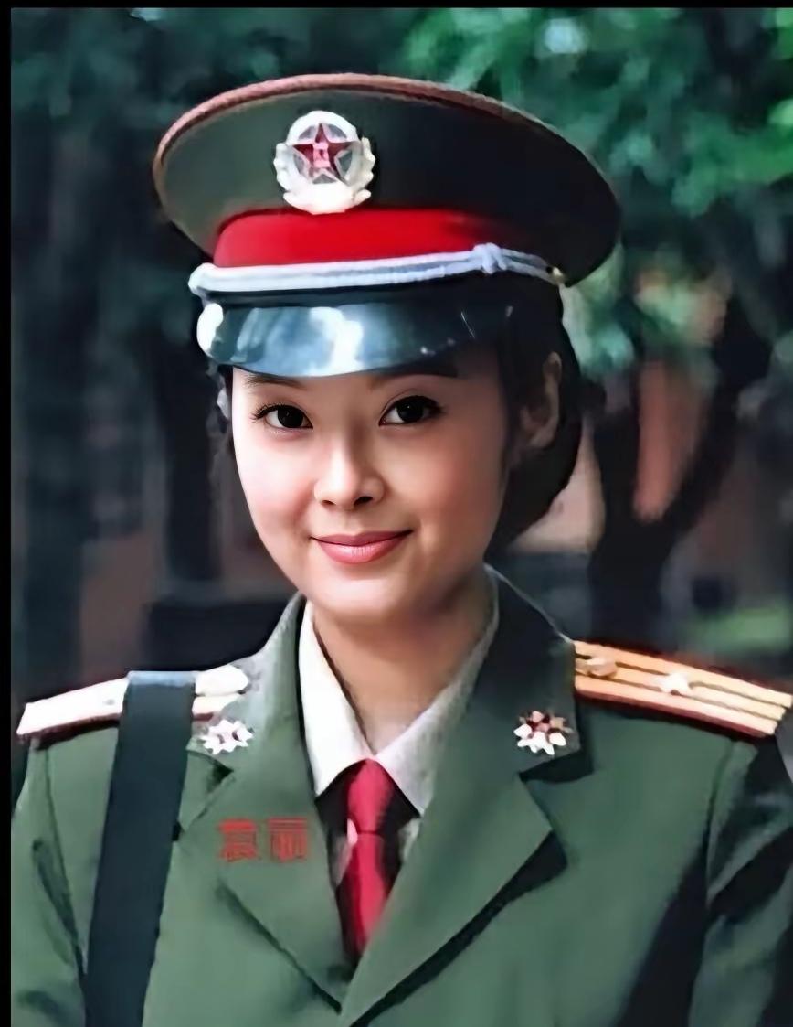 那个时候的袁立，是空政话剧团的演员，少校军衔。后来的百花奖、金鹰奖得主…