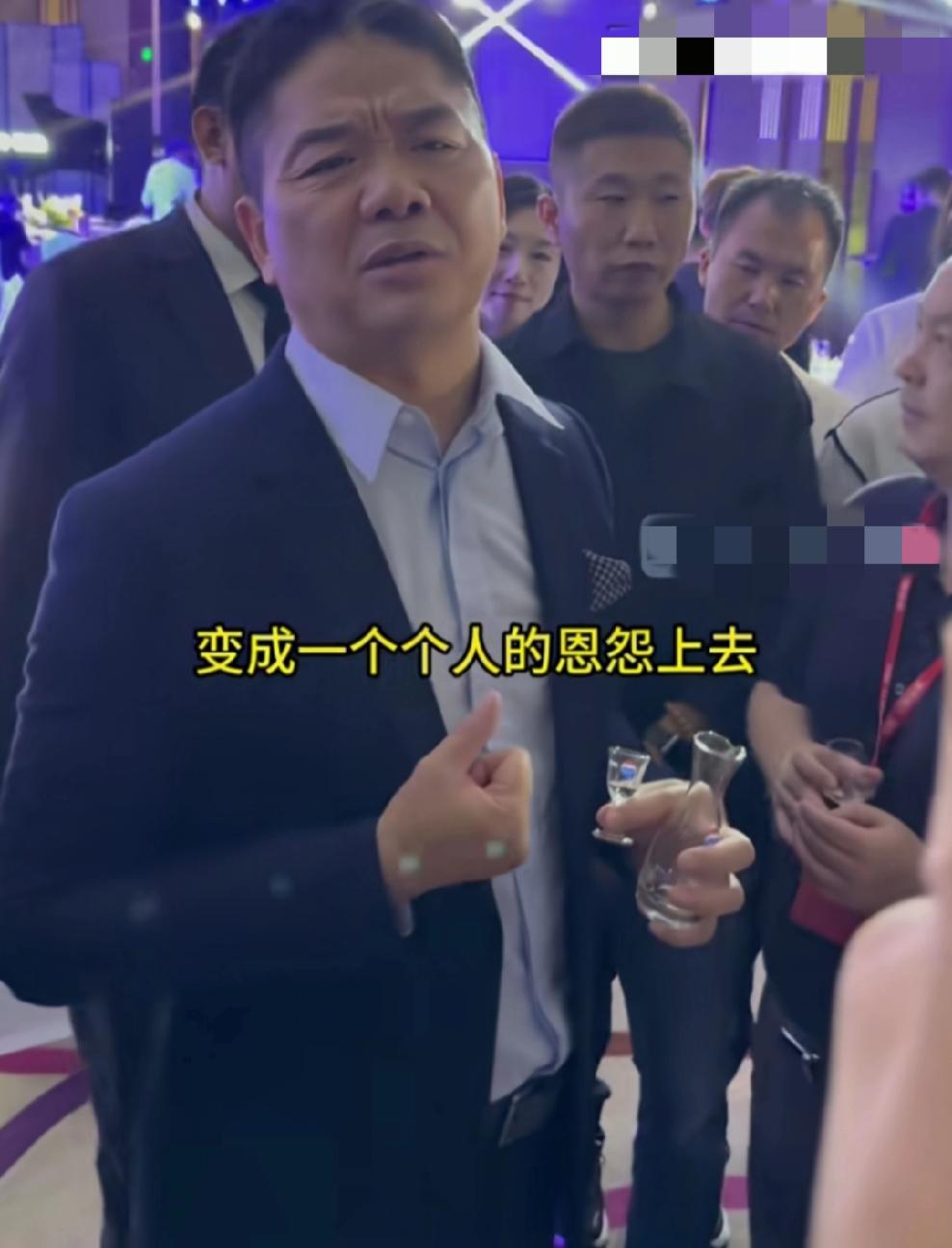 刘强东大格局！9月16日，刘强东在京东品酒会与媒体交流谈及与美团王兴的竞争，他说