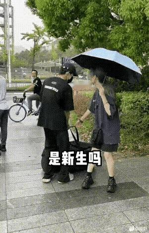 小伙子这一摔，把很多人都给摔笑了，多亏地球引力足够大，否则真容易摔出地球去！实事