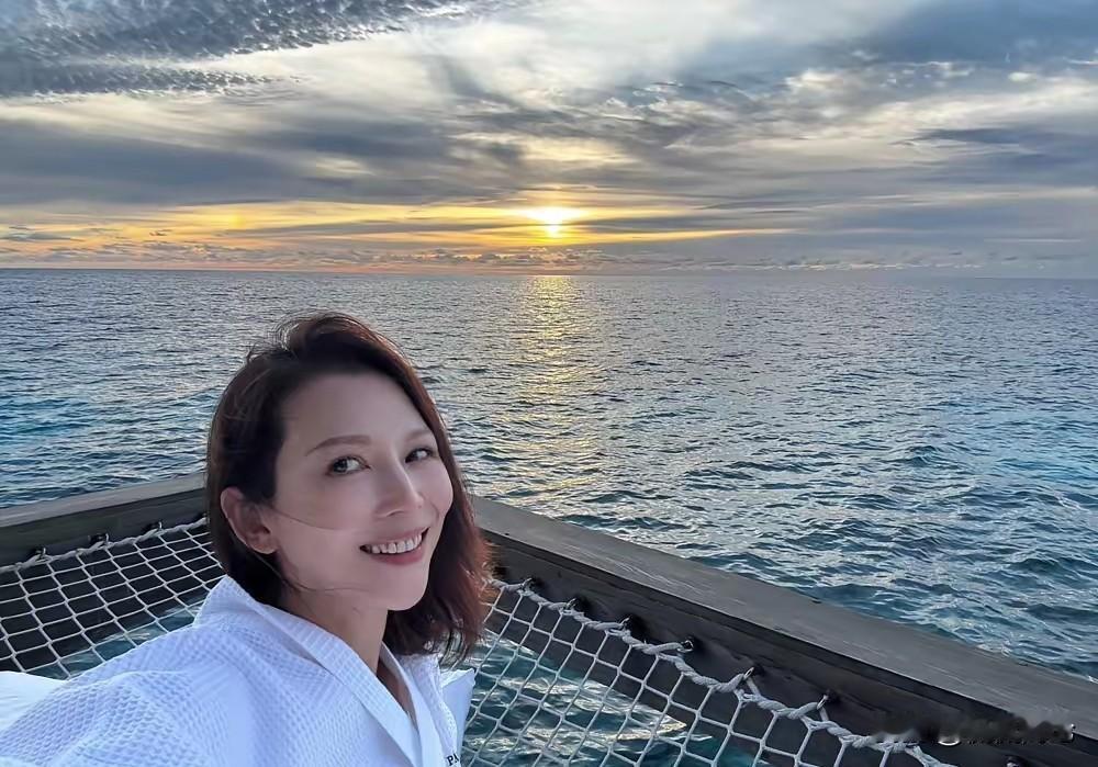 碧水蓝天，落日的黄昏照在床上，床下就是碧绿的海水，不时有鱼儿，海龟在水中游玩，这